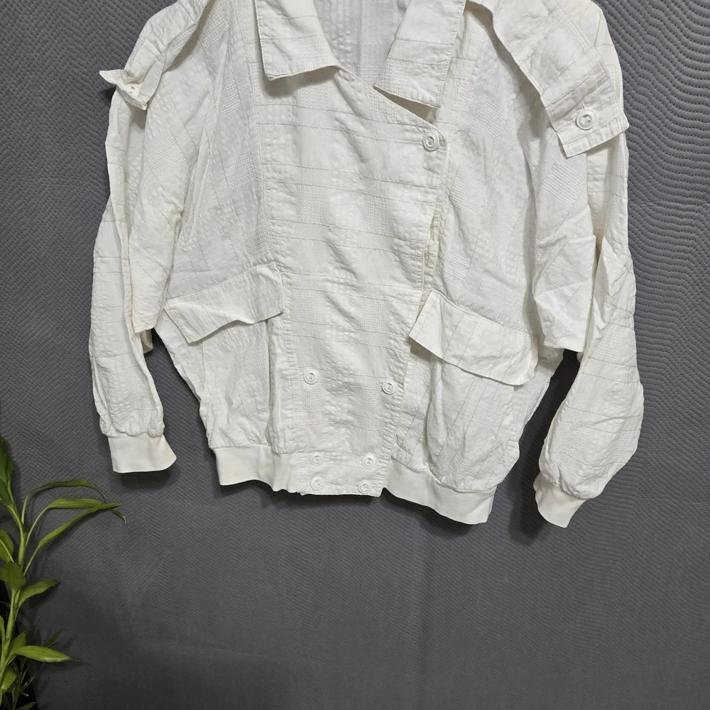 Sophisticated White Suit Jacket with Sleek Design